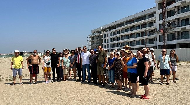 BALIKESİR ALTINOLUK'TA YÖNETMELİKLERE AYKIRI OLDUĞU İDDİA EDİLEN OTELİN ÖNÜNDE BASIN AÇIKLAMASI YAPILDI.